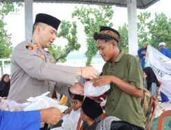Kapolres Ende Dan Satpolair Berbagi Takjil kepada Masyarakat Pesisir Pantai