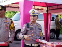 Indahnya Berbagi Di Bulan Suci Ramadhan, Polres Gresik Bagikan Takjil kepada Pengendara