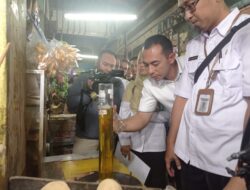 Satgas Pangan Satreskrim Polrestabes Surabaya Dan Pemerintah Kota Surabaya Temukan Dugaan Kecurangan Minyakita Di Dua Pasar Tradisional Surabaya