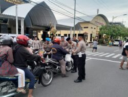 Berbagi Takjil Jelang Buka Puasa, Polres Madiun Kota Sosialisasikan Hotline 110 Untuk Mudik Lebaran