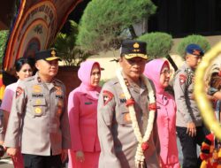 Tradisi Pedang Pora Dan Reog Ponorogo Warnai Penyambutan Irjen Pol Drs Nanang Avianto,M.Si Sebagai Kapolda Jatim