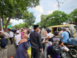 Guru Dan Siswa SMP Kemala Bhayangkari 8 Bagikan Takjil Dan Buka Bersama