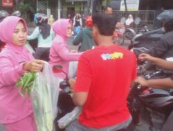 Polsek Cerme Bagikan Paket Sayur Dan Lele Segar kepada pengendara, Santunan Anak Yatim, Dan Buka Bersama