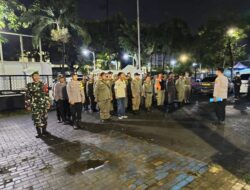 Forkopimka Kenjeran Gerebek Kafe Di Jalan Tambak Wedi Pesisir, Amankan Puluhan Botol Miras