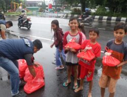 Polres Pelabuhan Tanjung Perak Berbagi Takjil, Wujud Kepedulian Di Bulan Ramadan