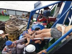 Sigap !! Personil Pos PAM Polres Gresik Gercep Evakuasi Awak Kapal Yang Pingsan Di Pelabuhan Gresik