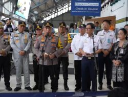 Kapolri Cek Langsung Pelayanan Arus Balik di Stasiun Tawang, Dorong Pemudik Gunakan Kereta Api