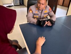 Responsif, Raimas Kalamunyeng Polres Gresik Bantu Ibu Korban Penipuan Tenaga Kerja Terlantar Di Terminal Bunder