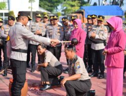 Pengabdian Terbaik, Dua Anggota Polres Gresik Diganjar Kenaikan Pangkat