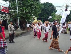 Personel Polsek Selaparang Kawal Prosesi Ngaben, Pastikan Keamanan Dan Kelancaran Lalu Lintas