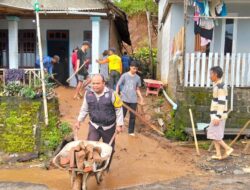 Sinergitas Polisi Bersama TNI dan BPBD Tangani Banjir Dan Bersihkan Material Longsor Di Kediri