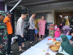 Bentuk Kepedulian, Kapolres Gresik Salurkan Bantuan Sosial Bagi Warga Terdampak Banjir Di Benjeng