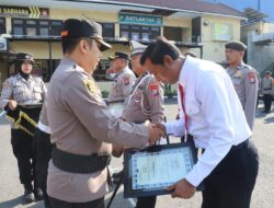Wujud Apresiasi Kinerja Dan Motivasi, Kapolres Pelabuhan Tanjung Perak Beri Penghargaan Anggota Berprestasi