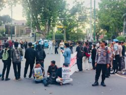 Polsek Selaparang Kawal Aksi Mimbar Bebas Mahasiswa Di Simpang BI Mataram