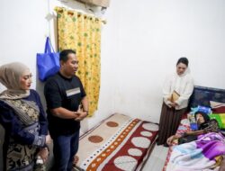 Tersentuh Kepedulian: Kapolda NTT Dan Ketua Bhayangkari Daerah Jenguk Istri Anggota Brimob Yang Sakit