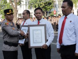 Kapolrestabes Surabaya Memberikan Penghargaan Tim Ungkap Curanmor Yang Tewaskan Gadis Remaja