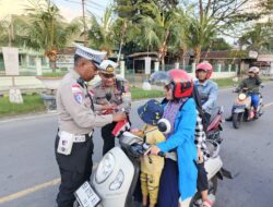 Polres Ende Bagikan Bendera Merah Putih kepada Pengendara