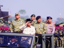 Panglima TNI Dampingi Presiden RI Prabowo Subianto Pada Upacara Gelar Pasukan Operasional Dan Kehormatan Militer