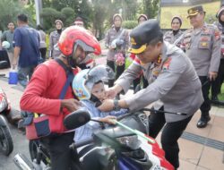 Semarak Merah Putih Di Surabaya: 3.600 Bendera dan 83 Helm Dibagikan Kapolrestabes Sambut HUT RI ke-80