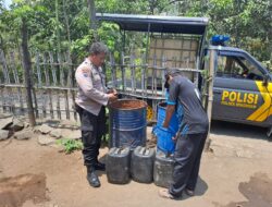 Polisi Tangani Kekeringan di Winongan Pasuruan Sulap Mobil Patroli Jadi Armada Air Bersih
