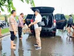 Cepat Dan Tanggap! Polisi Gresik Evakuasi Pengendara Terjebak Banjir Di Driyorejo