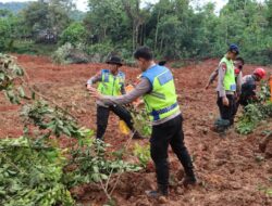 Polri Kerahkan 155 Personel, 4 Anjing Pelacak, Dan Perkuat Operasi SAR Longsor Cibeunying 21 Warga Tertimbun