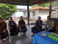 Bhabinkamtibmas Onekore Ajak Tokoh Adat Waspada Cuaca Ekstrem Dan Tangkal Hoax