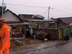 Ratusan Rumah Rusak Diterjang Puting Beliung, Polres Gresik dan BPBD Sigap Bantu Warga