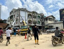 Personel Brimob Kawal Penormalan Listrik Di Aceh Tamiang