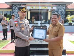 Apel Jam Pimpinan, Kapolres Ende Terima Penghargaan Dari Ketua Panitia Eltari Memorial Cup ke XXXIV 2025