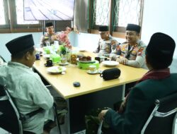 Usai Sholat Jumat, Kapolres Gresik Silaturahmi Dengan Pengurus Masjid Agung Maulana Malik Ibrahim