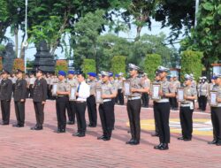 Kapolres Gresik Apresiasi Dedikasi Personel, 63 Anggota Terima Penghargaan Dan Satyalancana