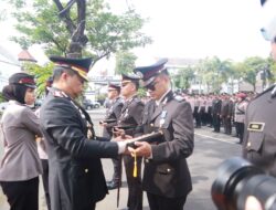 Kapolrestabes Surabaya Sematkan Satya Lencana Pengabdian Dan Lantik Pejabat Kasatres PPA–PPO