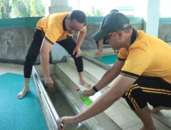 Kapolres Gresik Pimpin Aksi Bersih Masjid Agung, Wujud Nyata Program ASRI Presiden Prabowo