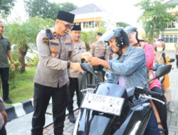 Ramadan Penuh Berkah, Polres Gresik Dan Bhayangkari Turun Ke Jalan Bagikan Takjil Untuk Warga