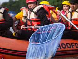 Gerakan Nasional ASRI: Polrestabes Surabaya Bersihkan Kali di JMP, Bangun Budaya Kerja Sehat Dan Profesional