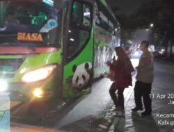 Respon Cepat Polisi Gresik, Bantu Warga Terlantar Hingga Diantar Naik Bus ke Terminal Bunder