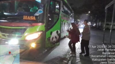 Respon Cepat Polisi Gresik, Bantu Warga Terlantar Hingga Diantar Naik Bus ke Terminal Bunder