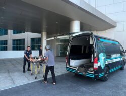 Polres Gresik Hadir Untuk Masyarakat, Layanan Ambulans Gratis Bantu Pasien Darurat Ke RSUP Kemenkes Surabaya