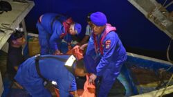 Kapal Tenggelam : 2 ABK Hilang Satpolairud Polres Gresik Lakukan Pencarian Dan Evakuasi