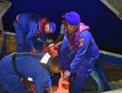 Kapal Tenggelam : 2 ABK Hilang Satpolairud Polres Gresik Lakukan Pencarian Dan Evakuasi