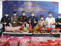 Bareskrim Polri Musnahkan Ribuan Kilogram Bawang Impor Ilegal Dari Jalur Tikus Perbatasan Malaysia