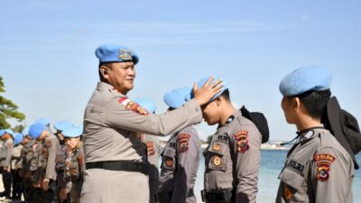 Kabidpropam Polda NTT Pimpin Penyematan Baret Biru Dan Aksi Bersih Pantai Pasir Panjang