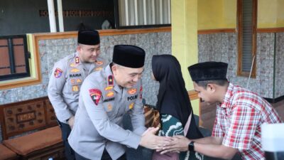 Wakapolda Jatim dan Kapolres Gresik Takziah Ke Keluarga Kusaeni, Wujud Nyata Kepedulian Polri