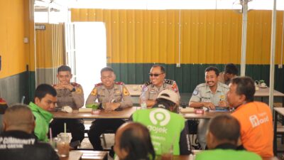 Peringati HUT Bhayangkara ke 80 Satlantas Polres Gresik Bersama Ojol Gresik Ngopi Bareng, Bahas Safety Riding Dan Kamtibmas