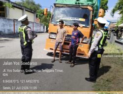 Tingkatkan Kesadaran Berkendaraan, Satlantas Polres Ende Polda NTT Turun ke Jalan Edukasi Pengendara dan Tukang Ojek