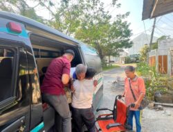 Aksi Humanis Polres Gresik, Layanan Ambulans Gratis Antar Pasien Dari Rumah Sakit Hingga Tiba Di Rumah
