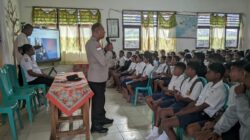 Tanamkan Disiplin Sejak Dini, Kapolsek Wolowaru Edukasi Ratusan Siswa SMPN Satu Atap Woloara Tentang Tertib Lalu Lintas
