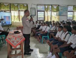 Tanamkan Disiplin Sejak Dini, Kapolsek Wolowaru Edukasi Ratusan Siswa SMPN Satu Atap Woloara Tentang Tertib Lalu Lintas