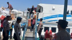 Enam Hari Terkendala Cuaca Buruk, Polsek Kawasan Pelabuhan Gresik Kawal Kedatangan 247 Penumpang KM E.B 6F Dari Bawean